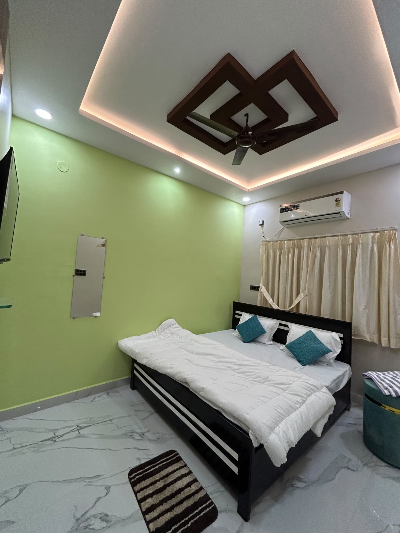 Deluxe room with white linen and wooden lattice ceiling